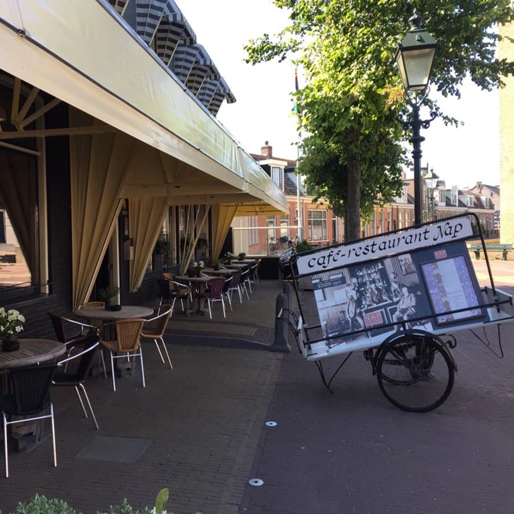 Cafe-restaurant Nap met gele markies en reclame voor de deur