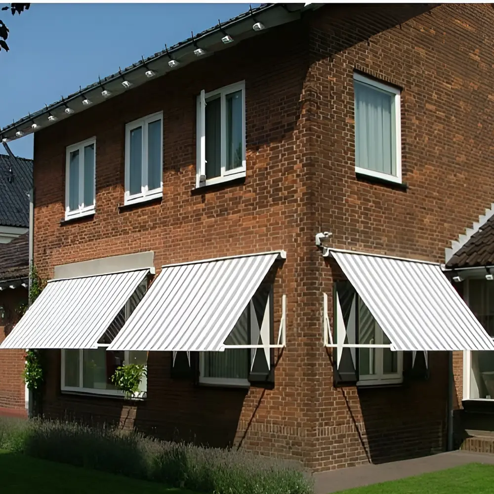 Carre uitvalscherm met wit-grijze strepen aan bakstenen woning