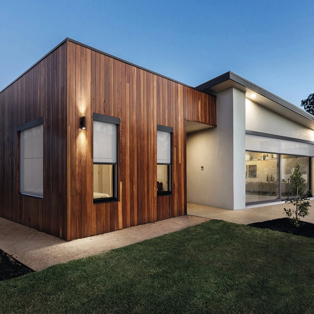 Click zip screen zonwering aan houten gevel van woning bij schemering