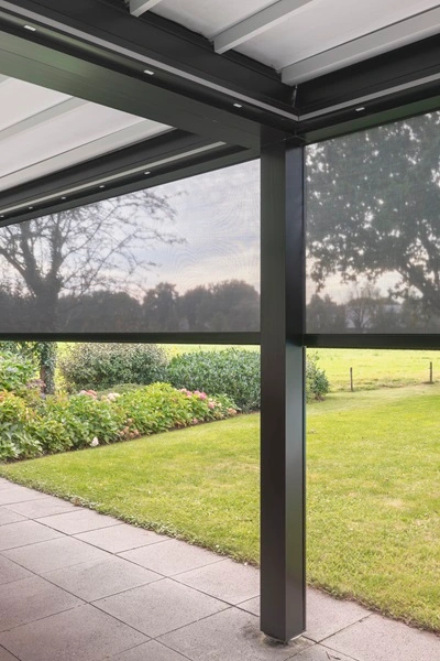 Click zip screen zonwering onder terrasoverkapping met uitzicht op tuin Click zip screen zonwering onder terrasoverkapping met uitzicht op tuin