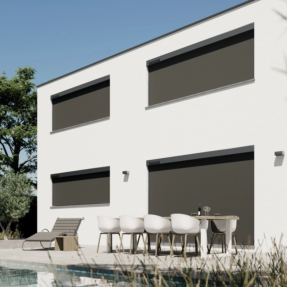 Cool screen Solar zonwering op witte gevel van woning met terras en zwembad