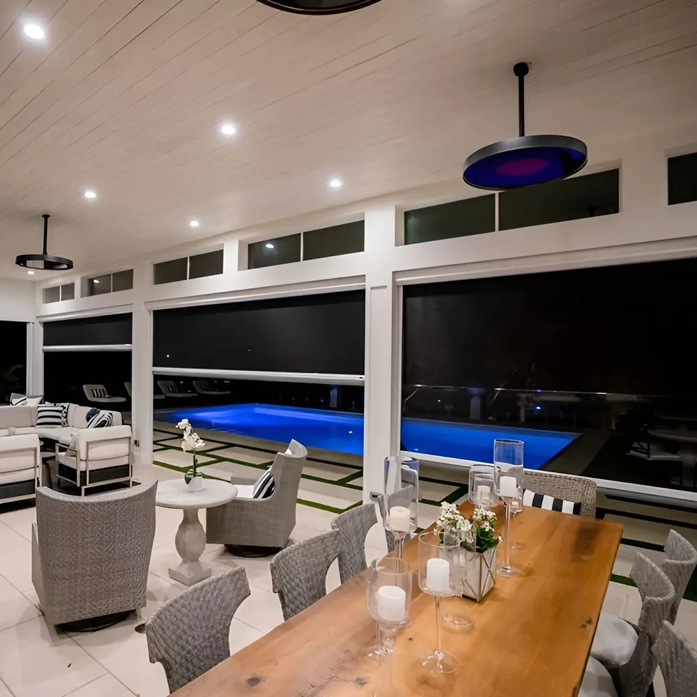 Eclipse Smart Heat heaters in een overdekte lounge bij zwembad