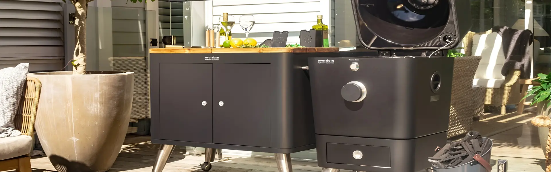 Everdure 4K BBQ met buitenkeuken op terras