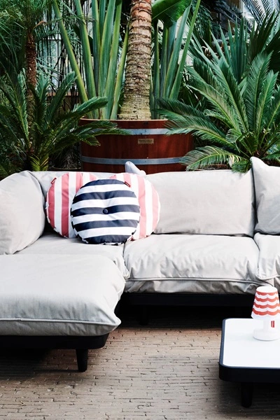 Fatboy Paletti loungeset met gestreepte kussens in een tropische tuin Fatboy Paletti loungeset met gestreepte kussens in een tropische tuin