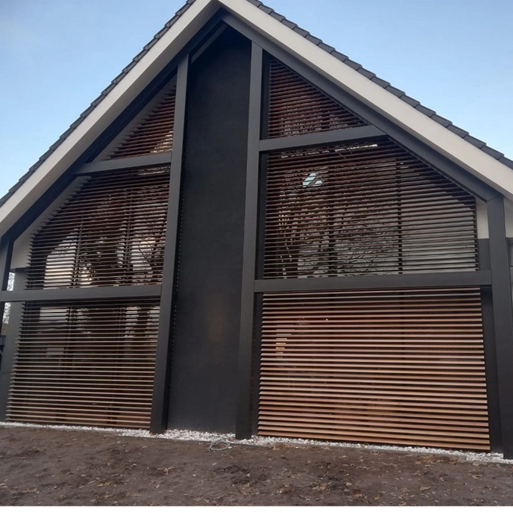 Gevel met vaste lamellen in een driehoekig raam onder een schuine daklijn