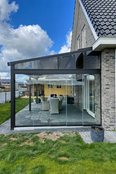 Glisse glazenschuifwand bij terrasoverkapping aan huis Glisse glazenschuifwand bij terrasoverkapping aan huis