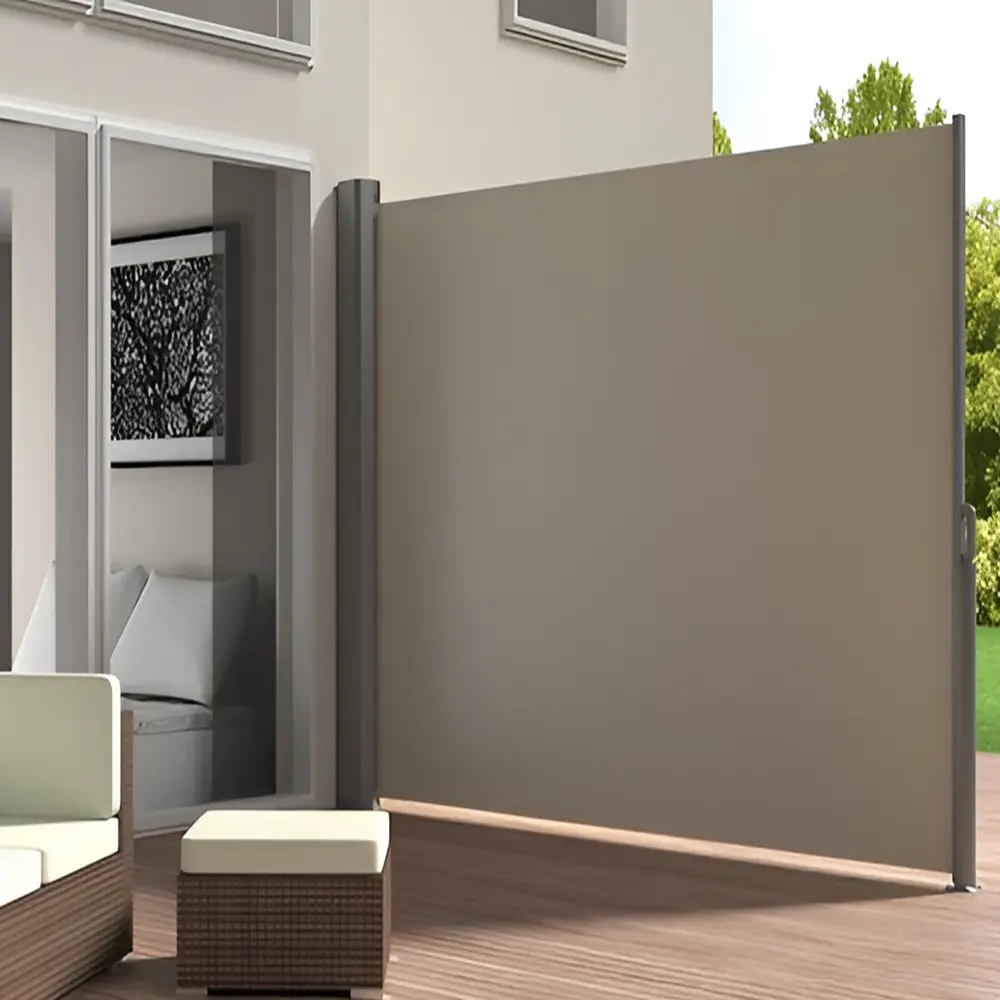 Grijs windscherm Paravento op een terras