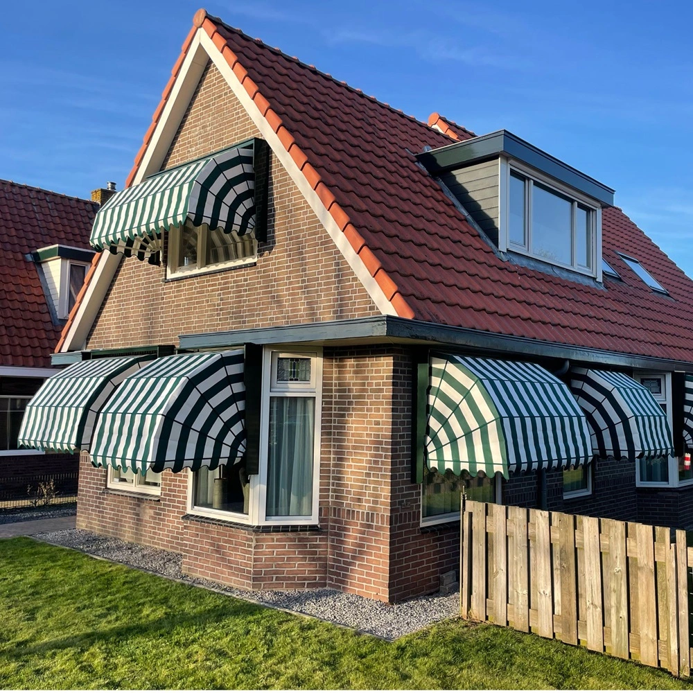 Groen-witte markiezen op bakstenen huis met rood pannendak