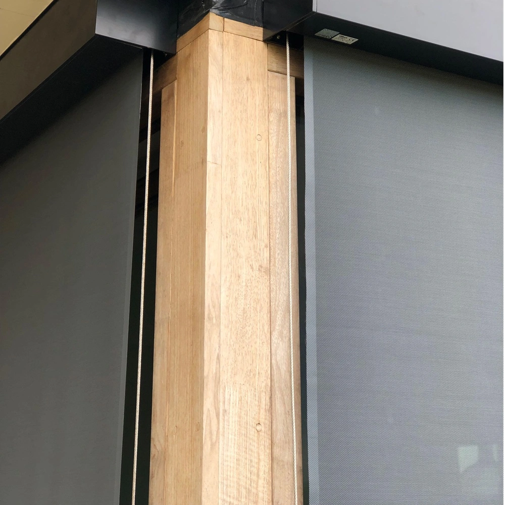 Hoekbevestiging van Click Cable screen zonwering aan houten balk van woning