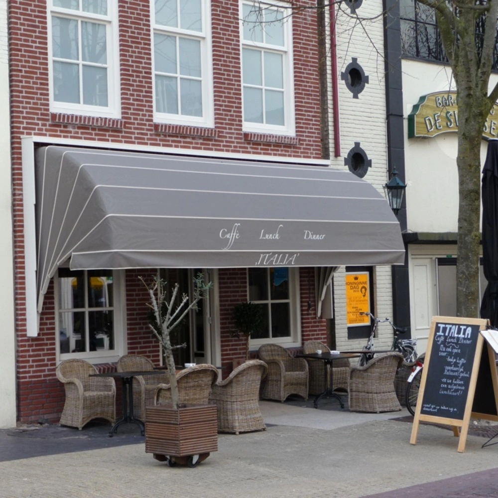 Horeca markies in grijs bij Italiaans restaurant met rieten stoelen op het terras