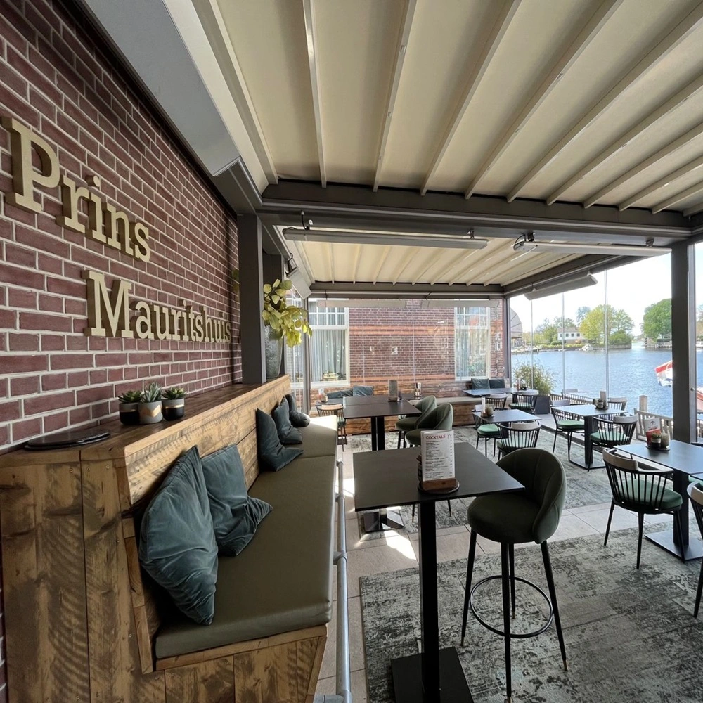 Horeca terrasoverkapping met uitzicht op water en stoelen onder glazen dak