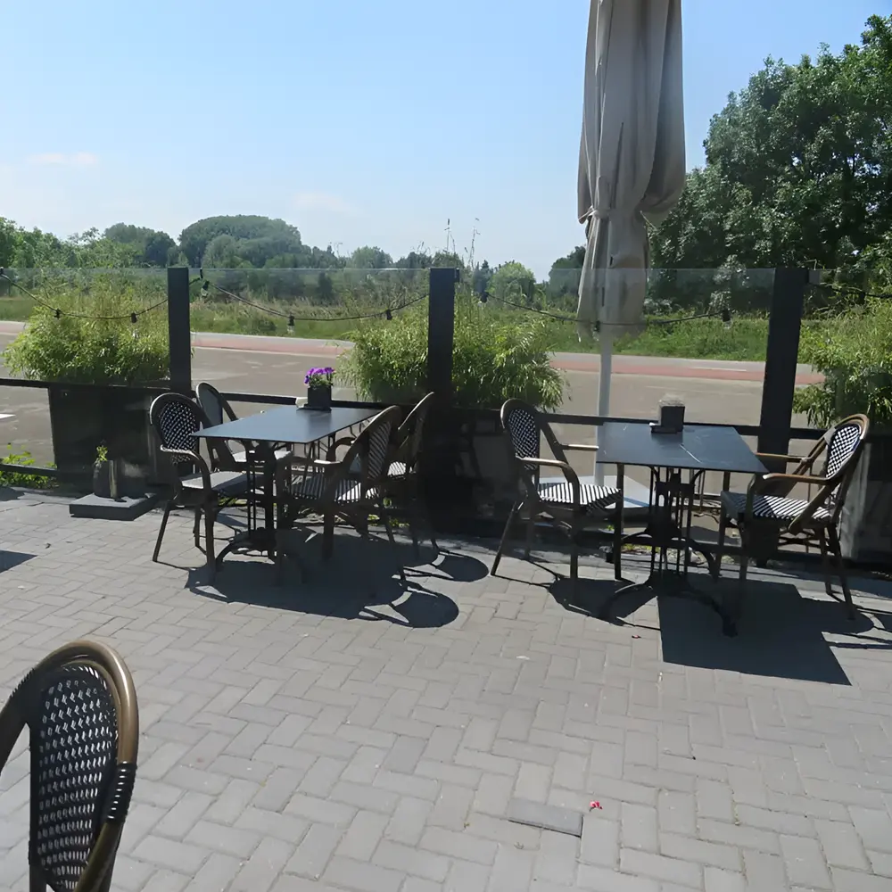 Horecaterras met windscherm Belles en uitzicht op rivier en natuur
