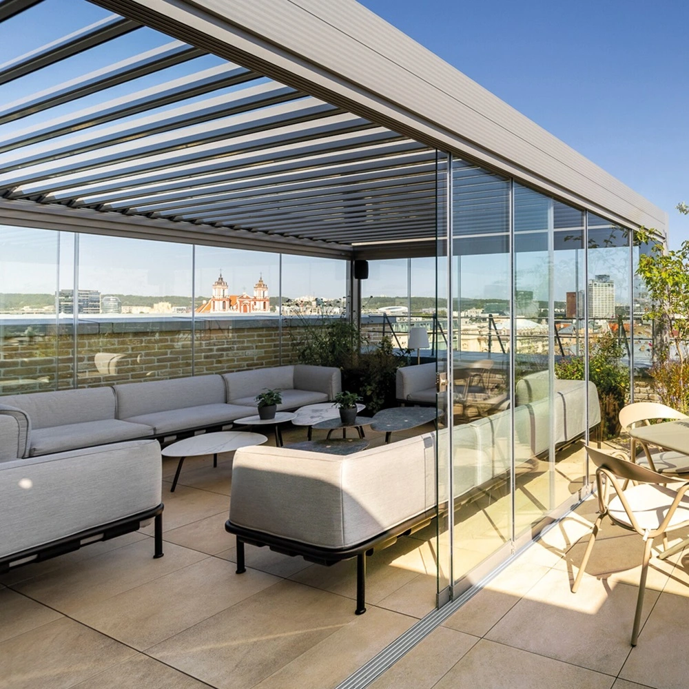 Lamellen overkapping Twist op een dakterras met glazen wanden