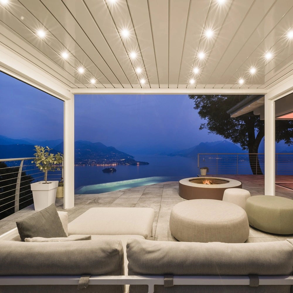 Led spots in overkapping met panoramisch uitzicht op meer bij avondlicht