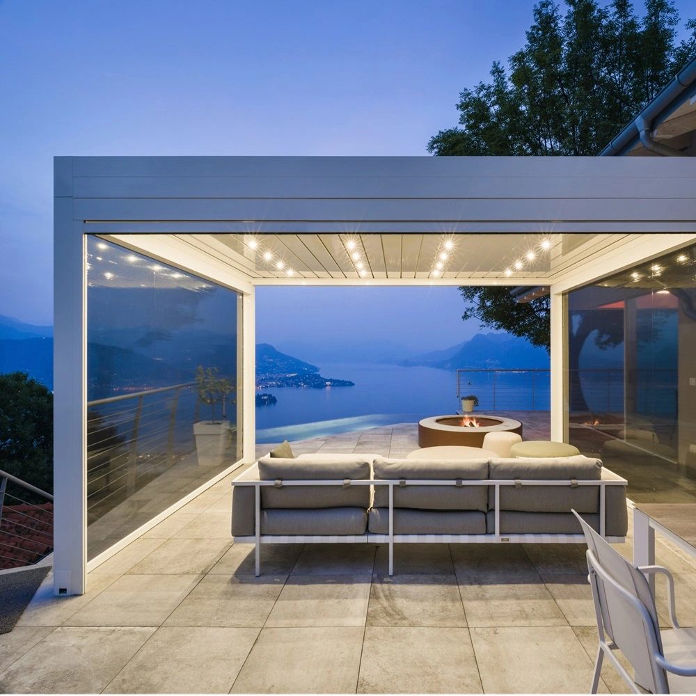 Led spots in overkapping met vuurkorf en uitzicht op meer bij avond