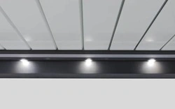 Ledspots in het frame van een lamellen overkapping Ledspots in het frame van een lamellen overkapping