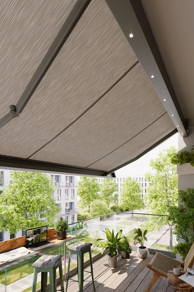 Lichtlijsten onder zonnescherm op balkon met planten en zitmeubels Lichtlijsten onder zonnescherm op balkon met planten en zitmeubels