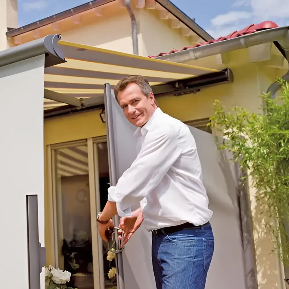 Man bedient Weinor Paravento windscherm