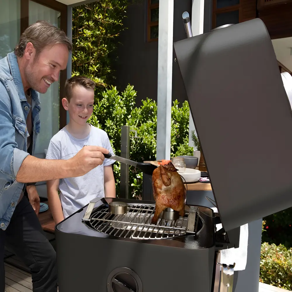 Man en kind bereiden kip op Everdure 4K houtskool BBQ