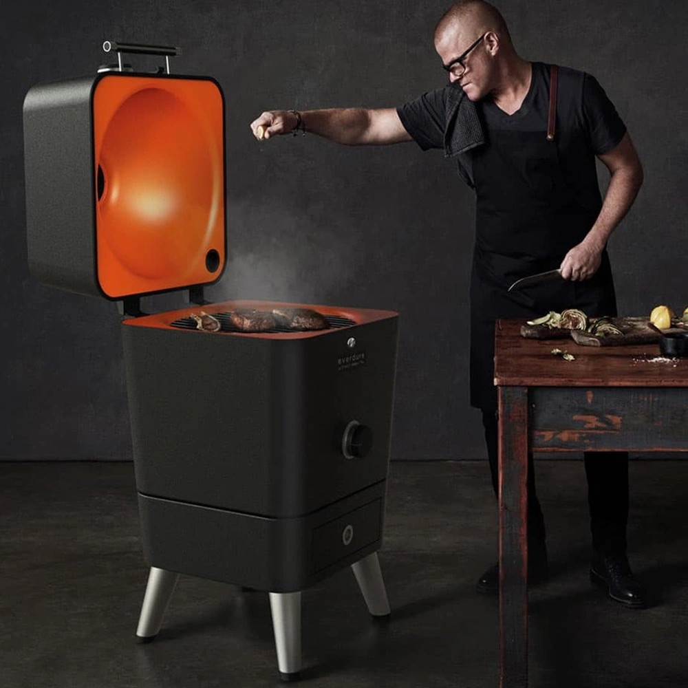 Man grilt vlees op Everdure BBQ met open dekse