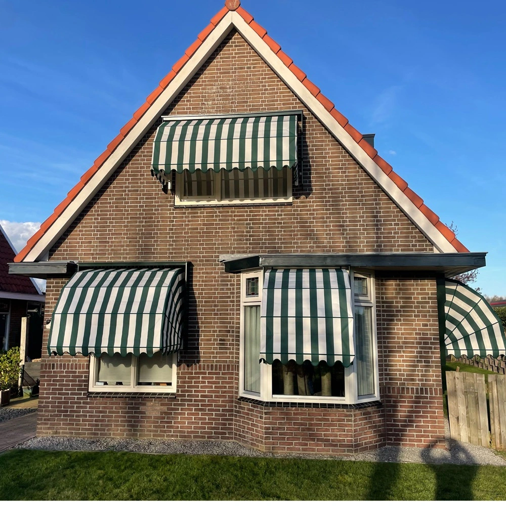 Markiezen woning met groen-witte strepen en rood pannendak
