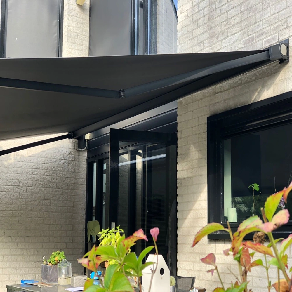 Opal zonnescherm boven terras met plantenbakken en openslaande deuren