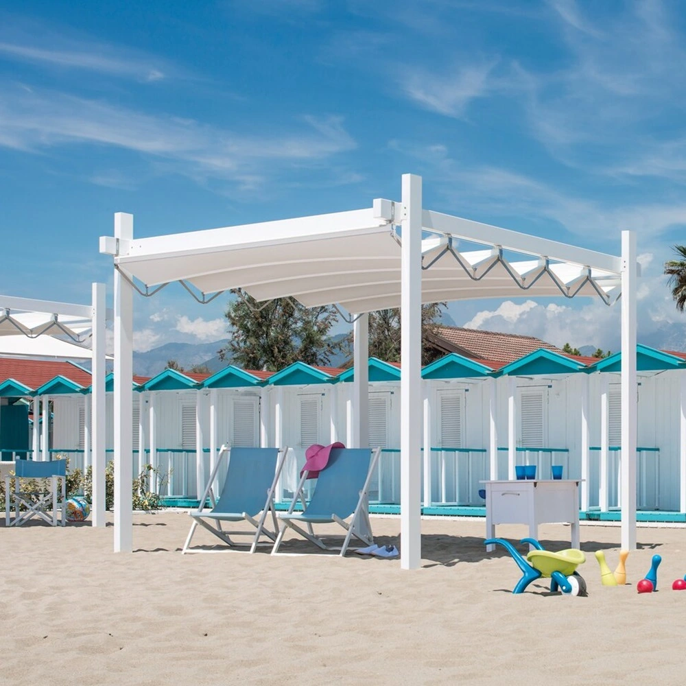 Overkapping Isola Fly op strand met ligstoelen en strandhuisjes