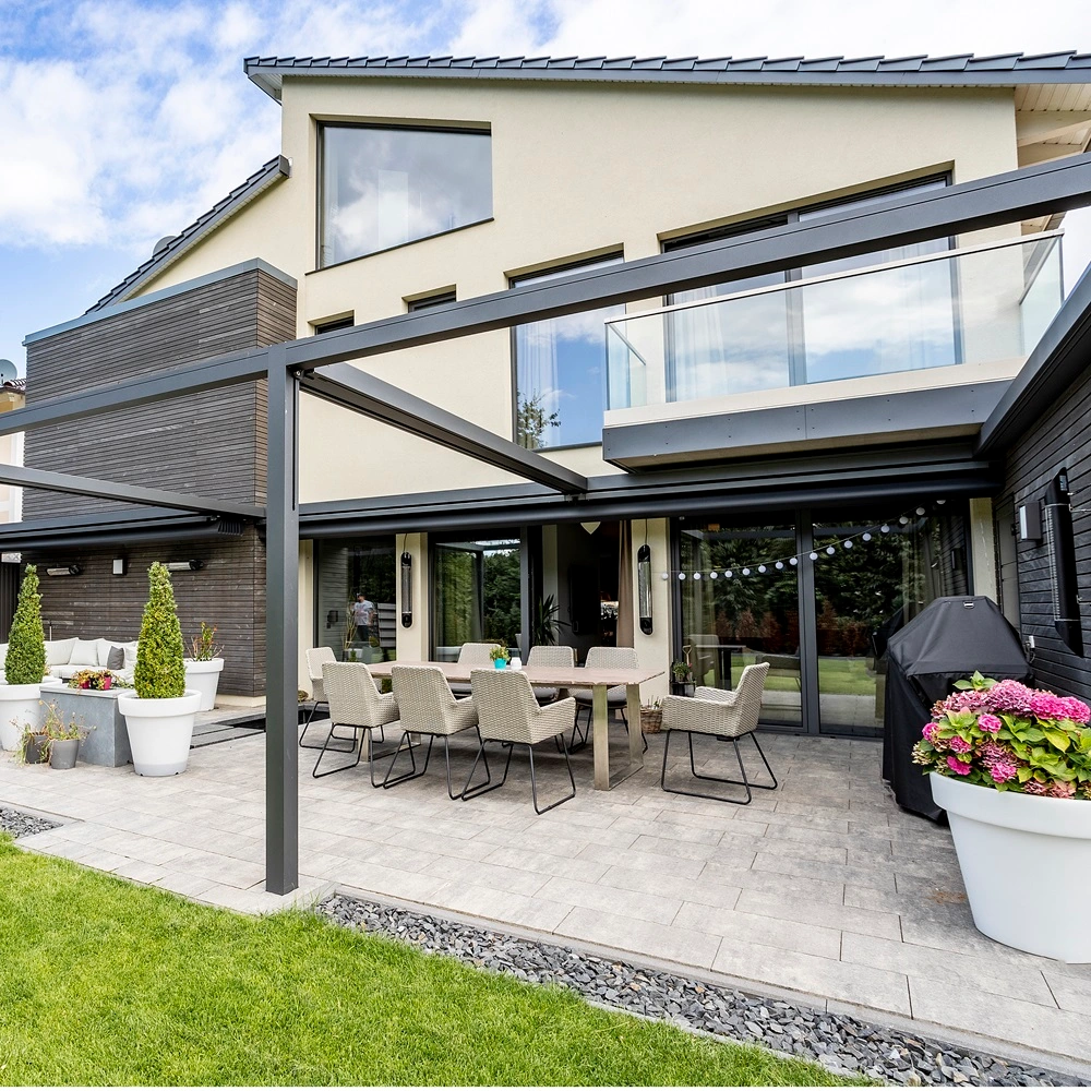 Overkapping Sunrain Q boven terras met eettafel en stoelen