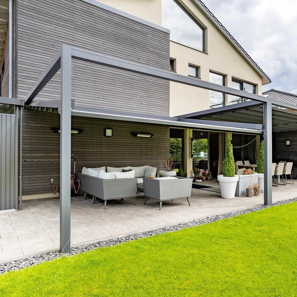 Overkapping Sunrain Q met grijze frame naast woning