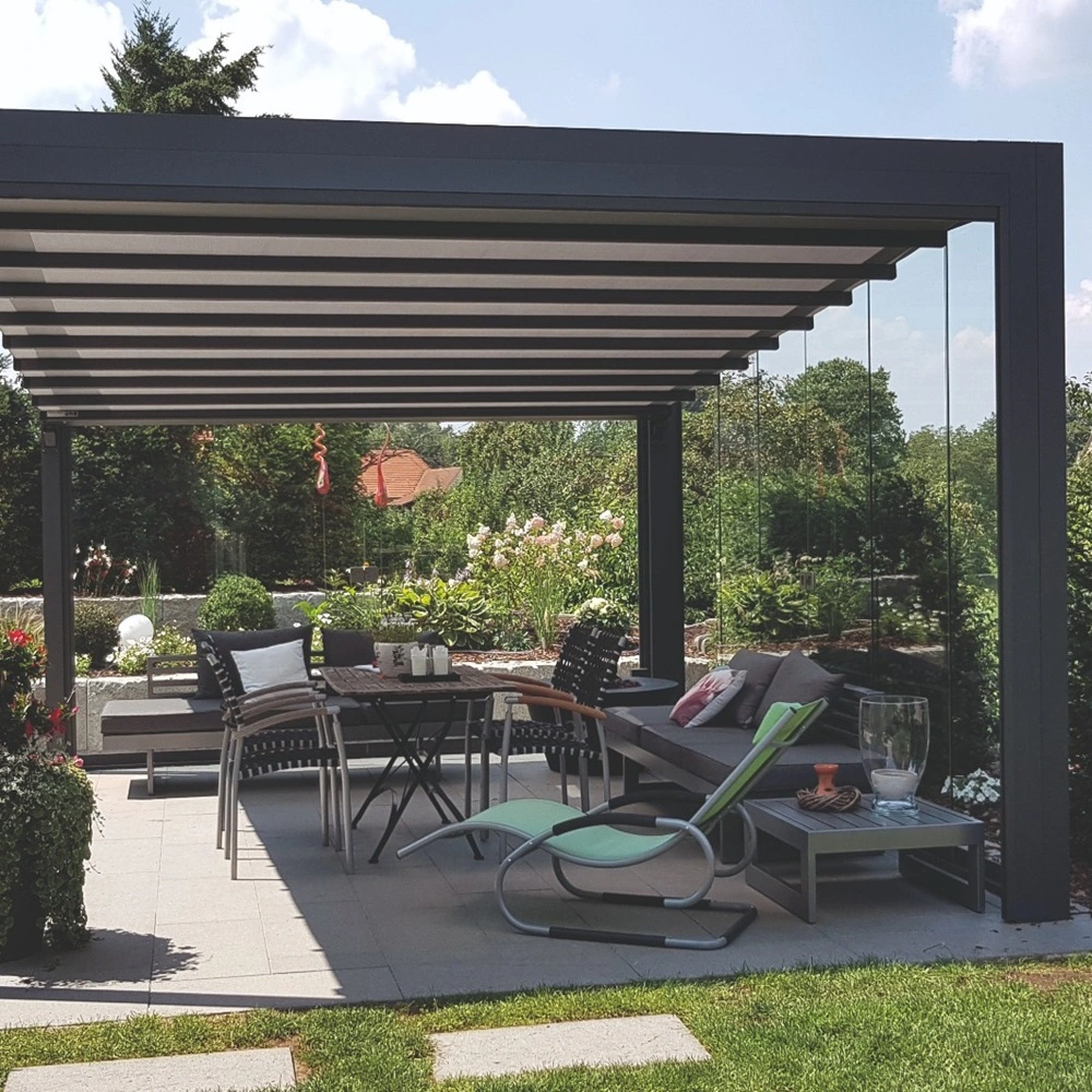 Overkapping Sunrain Q met zitgedeelte in tuin