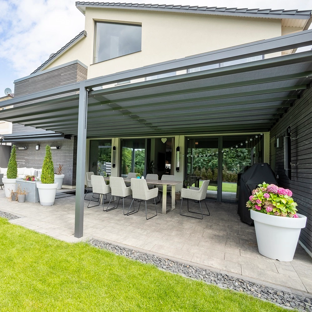 Overkapping Sunrain Q met zithoek en plantenbakken buiten