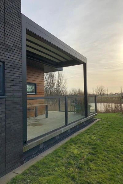 Overkapping Zenit met glazen wanden aan huis met uitzicht op tuin Overkapping Zenit met glazen wanden aan huis met uitzicht op tuin