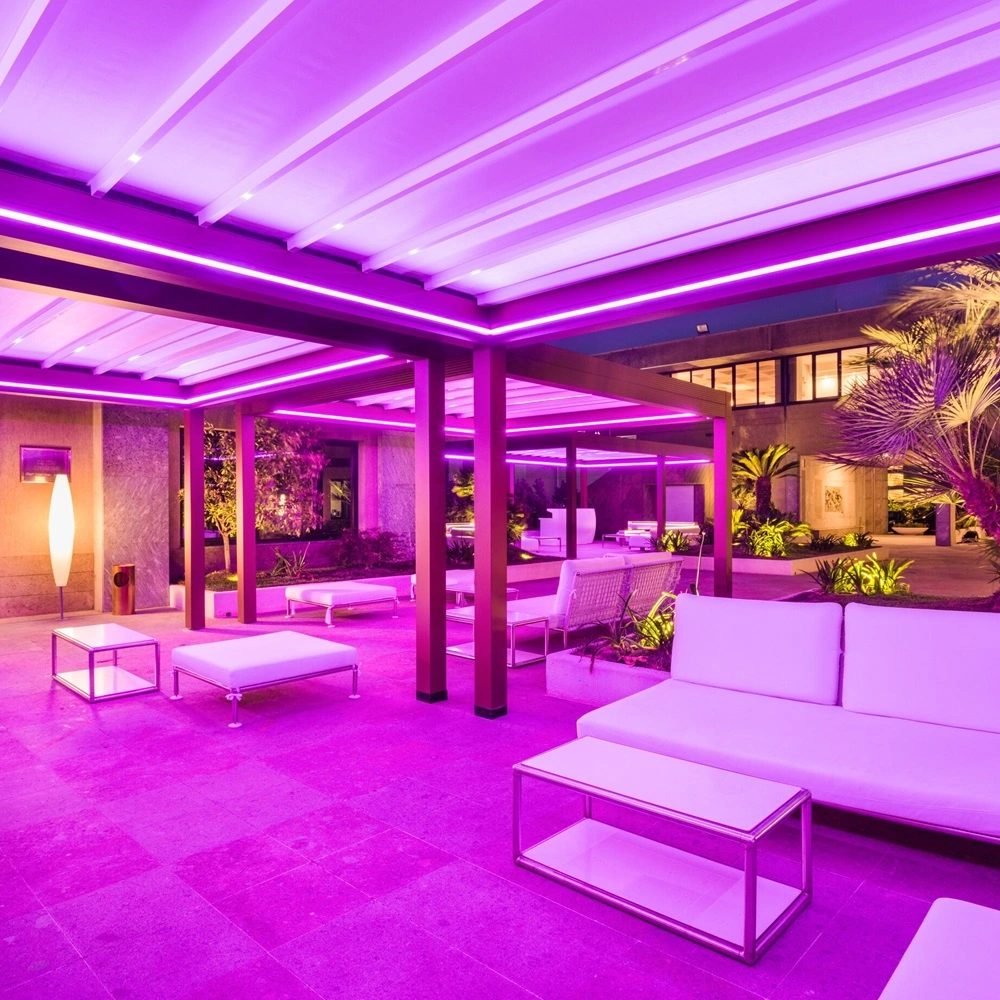 RGB led-verlichting in zithoek met witte banken