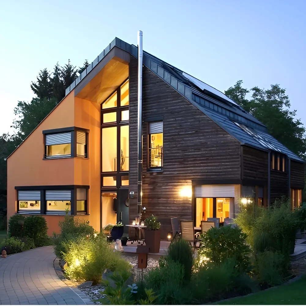 Rolluik op een houten en oranje huis, horizontaal geplaatst voor ramen