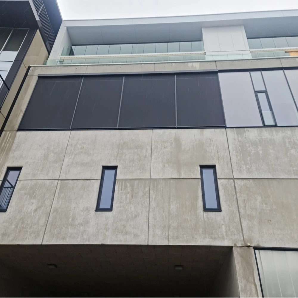 Roma zipscreen F50 zonwering op bovenste verdieping van betonnen gebouw