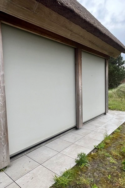 Roma zipscreen2 aan buitenzijde van een woning met rieten dak Roma zipscreen2 aan buitenzijde van een woning met rieten dak