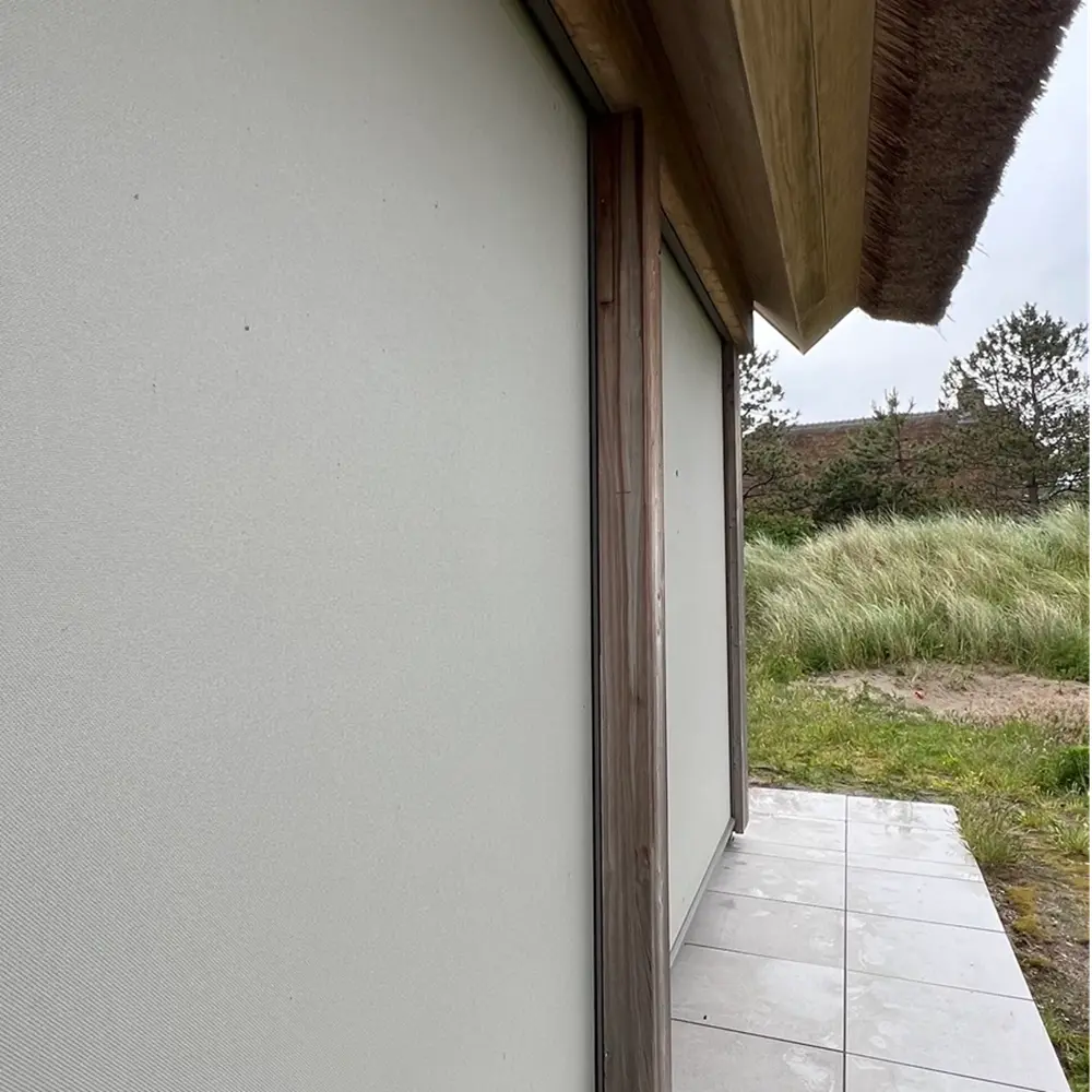 Roma zipscreen2 buitenaanzicht close-up gemonteerd op houten gevel