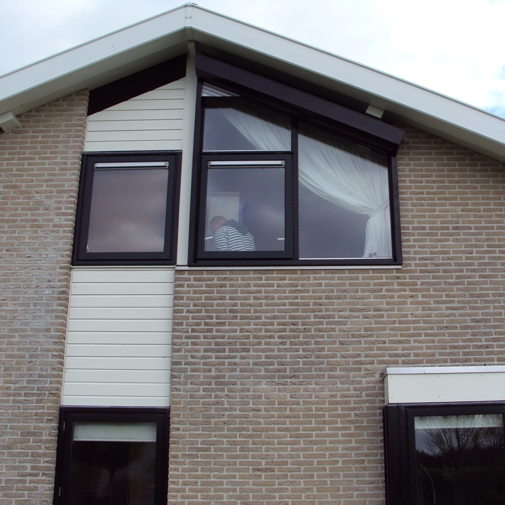 Schuin rolluik op huis