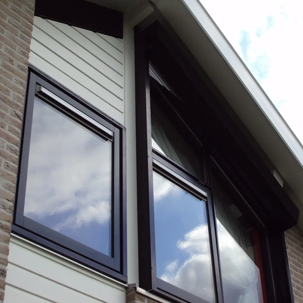 Schuin rolluik op woning in Friesland met grote ramen en bakstenen gevel