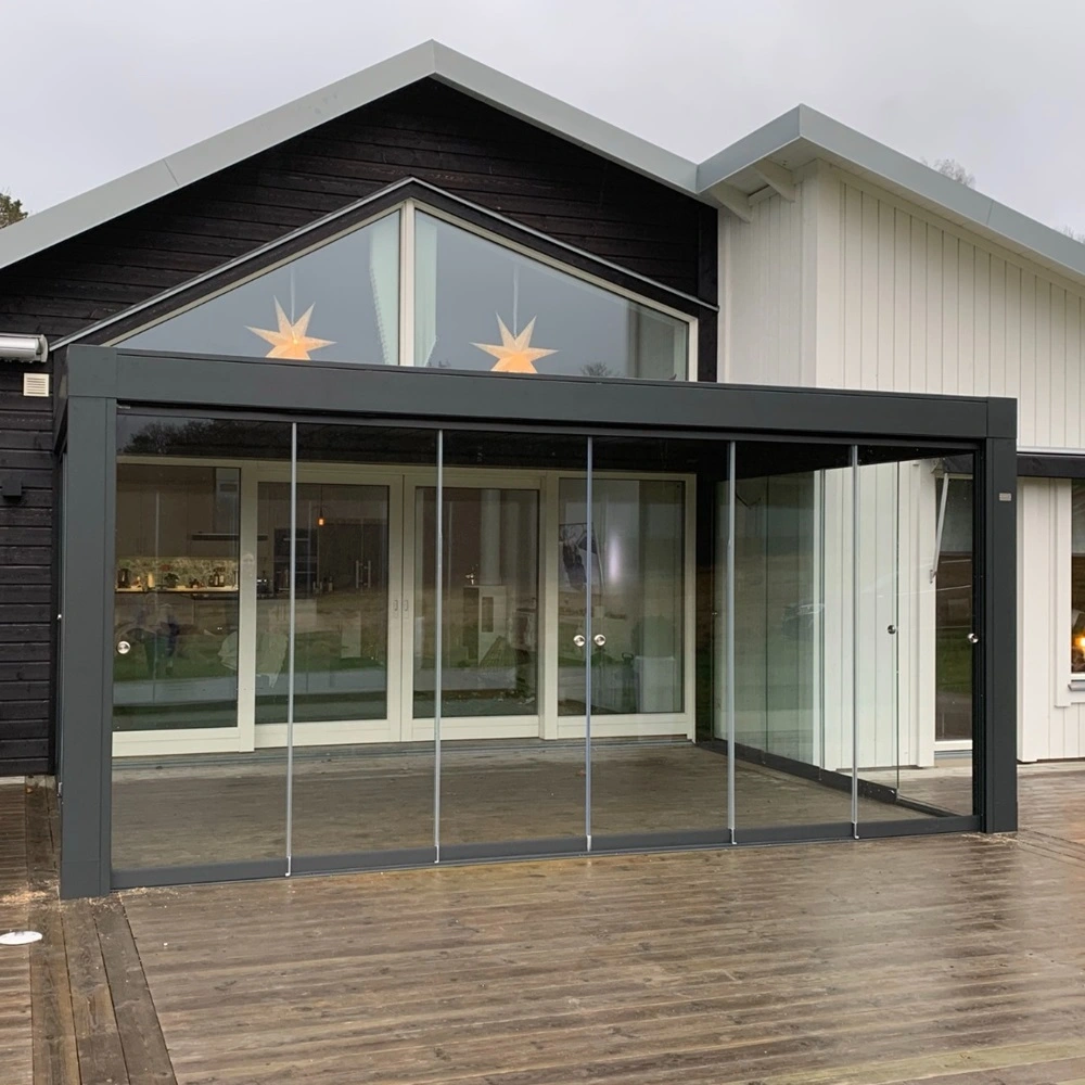 Seeglass Run glazenschuifwand op houten terras met zicht op binnenruimte