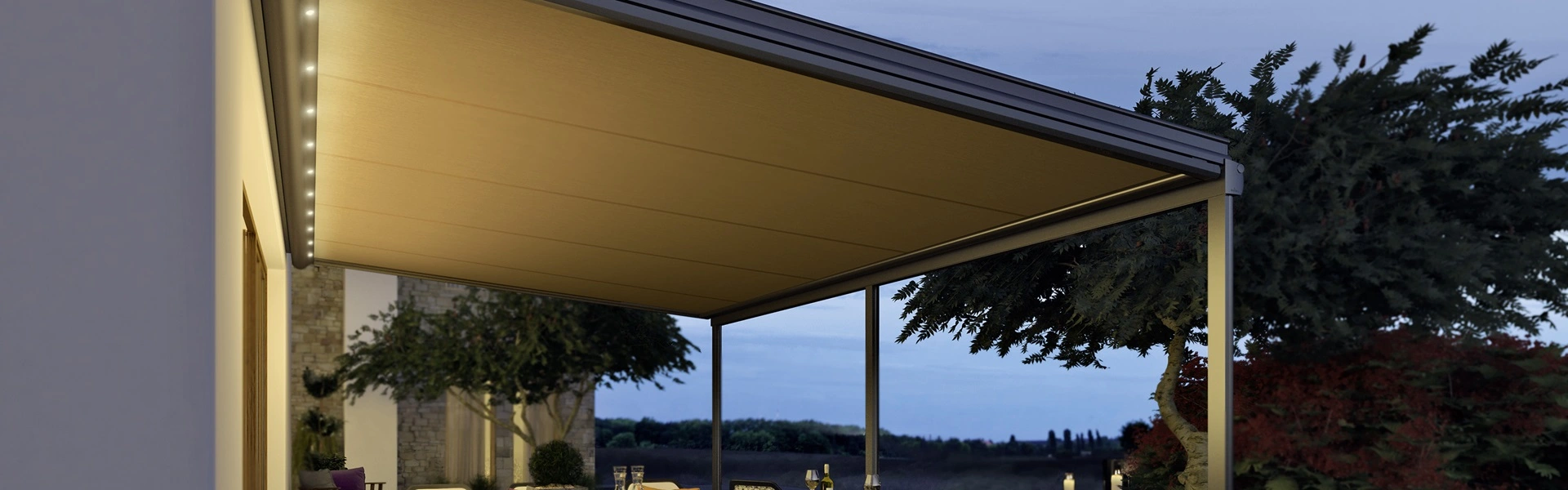 Serrezonwering Sottezza met geïntegreerde verlichting boven een buitenterras