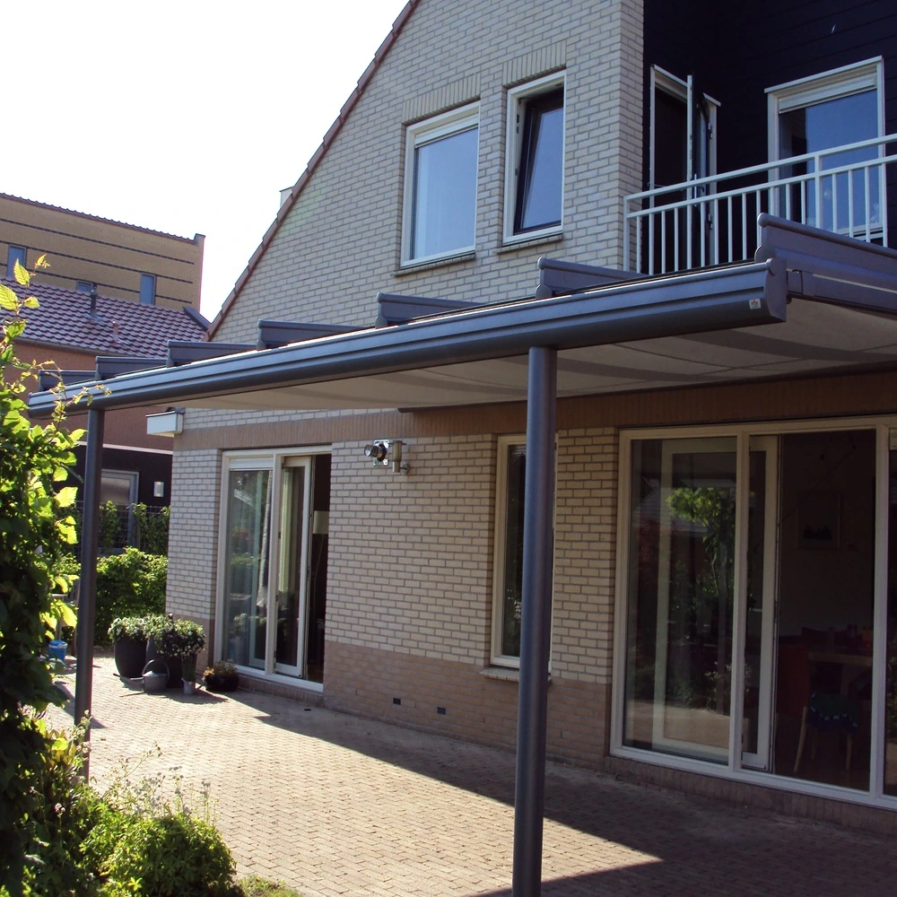 Serrezonwering Sottezza onder terrasoverkapping bij vrijstaande woning met grote ramen
