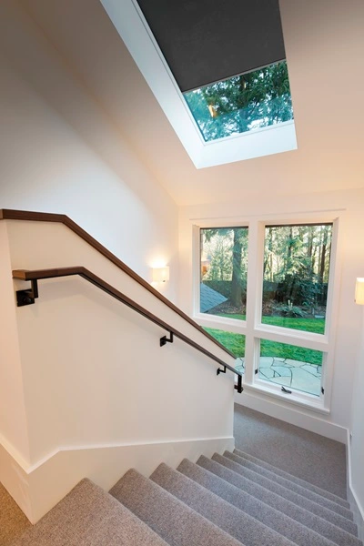 Serrezonwering VZ 080-ZIP bij trap met glazen dak en uitzicht op tuin Serrezonwering VZ 080-ZIP bij trap met glazen dak en uitzicht op tuin