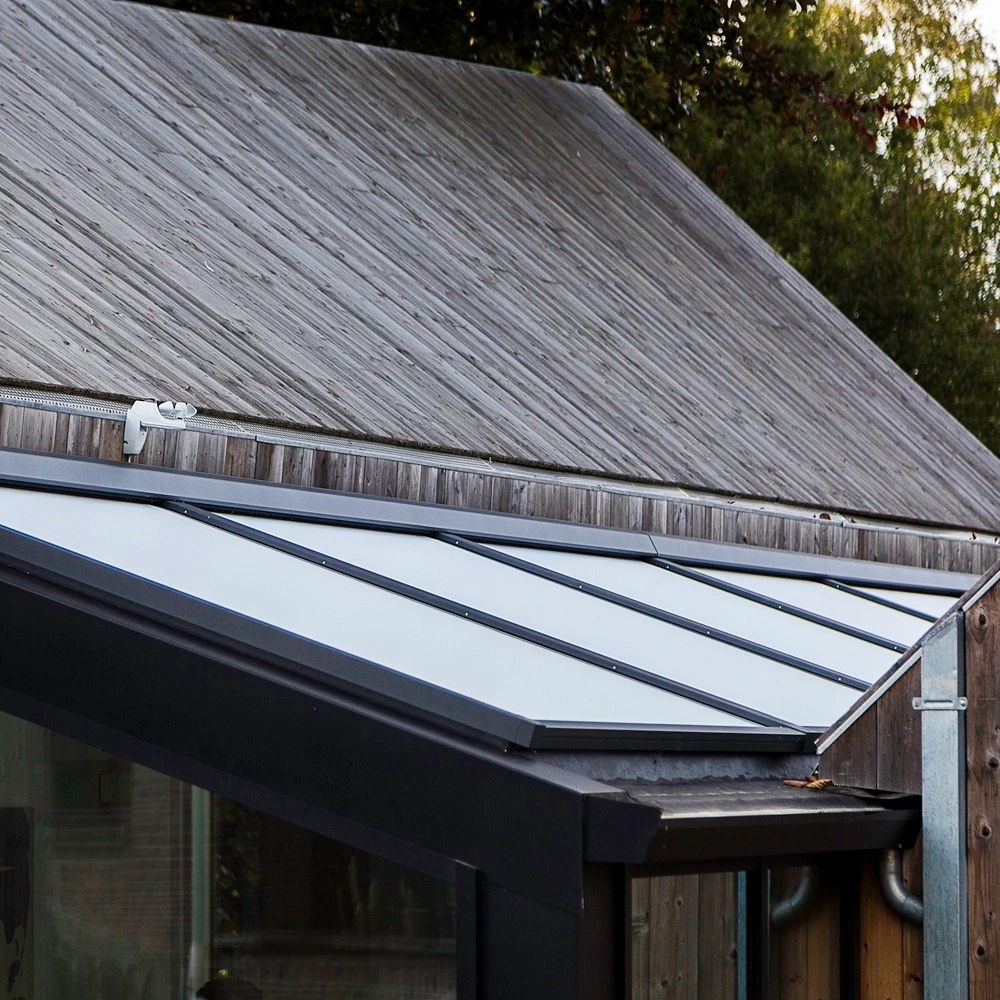 Serrezonwering VZ 080-ZIP solar boven glazen dak met zwarte profielen
