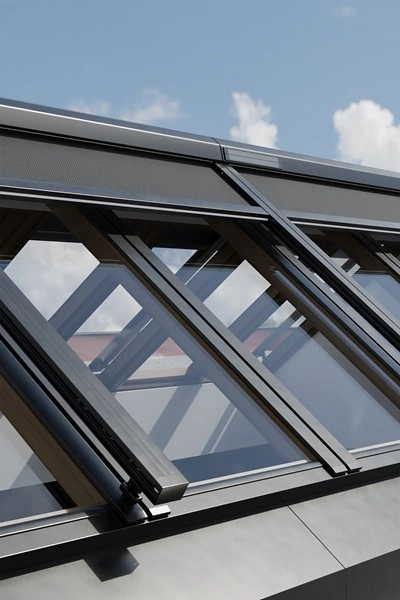 Serrezonwering VZ 080-ZIP solar op hellend glazen dak met ramen Serrezonwering VZ 080-ZIP solar op hellend glazen dak met ramen