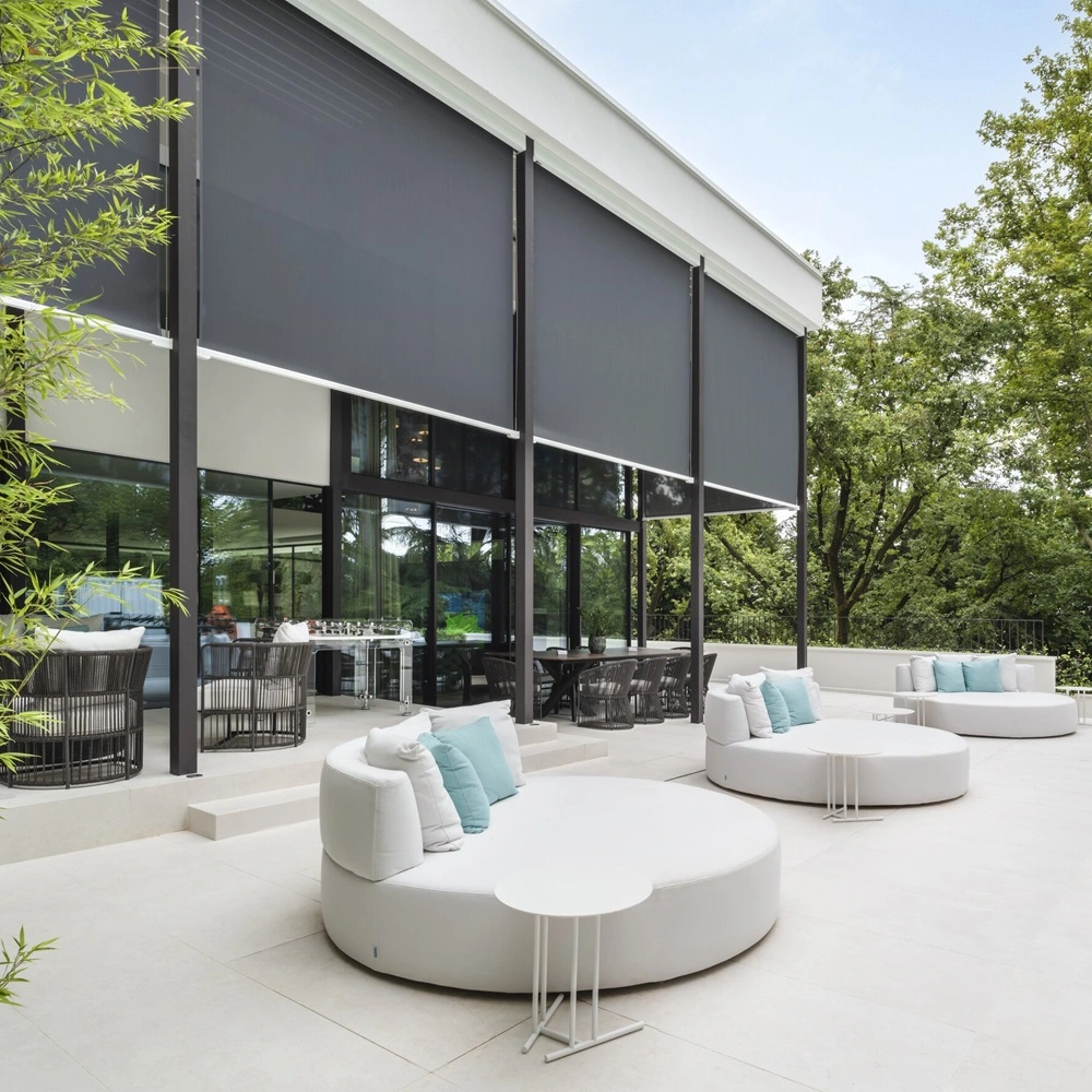 Solar Click Cable zonwering op terras met lounge stoelen en tafel