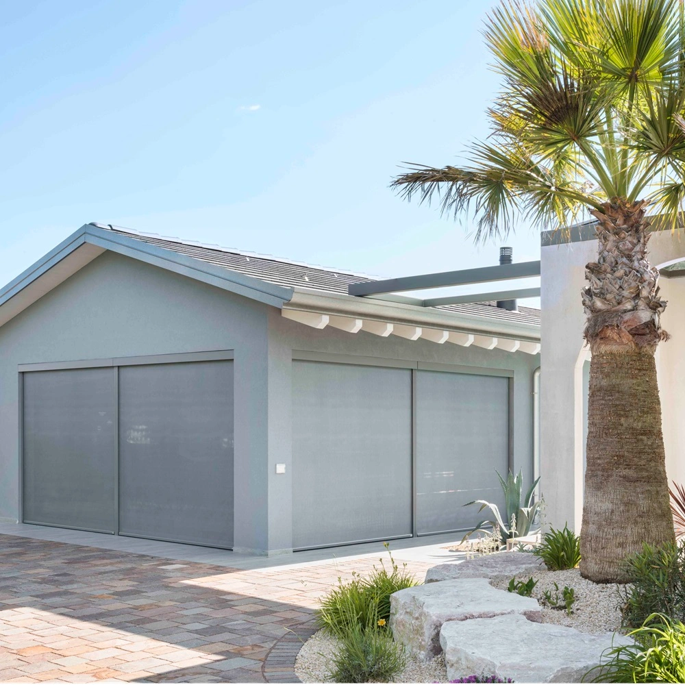 Solar click zip screen bij een grijze woning met palmboom