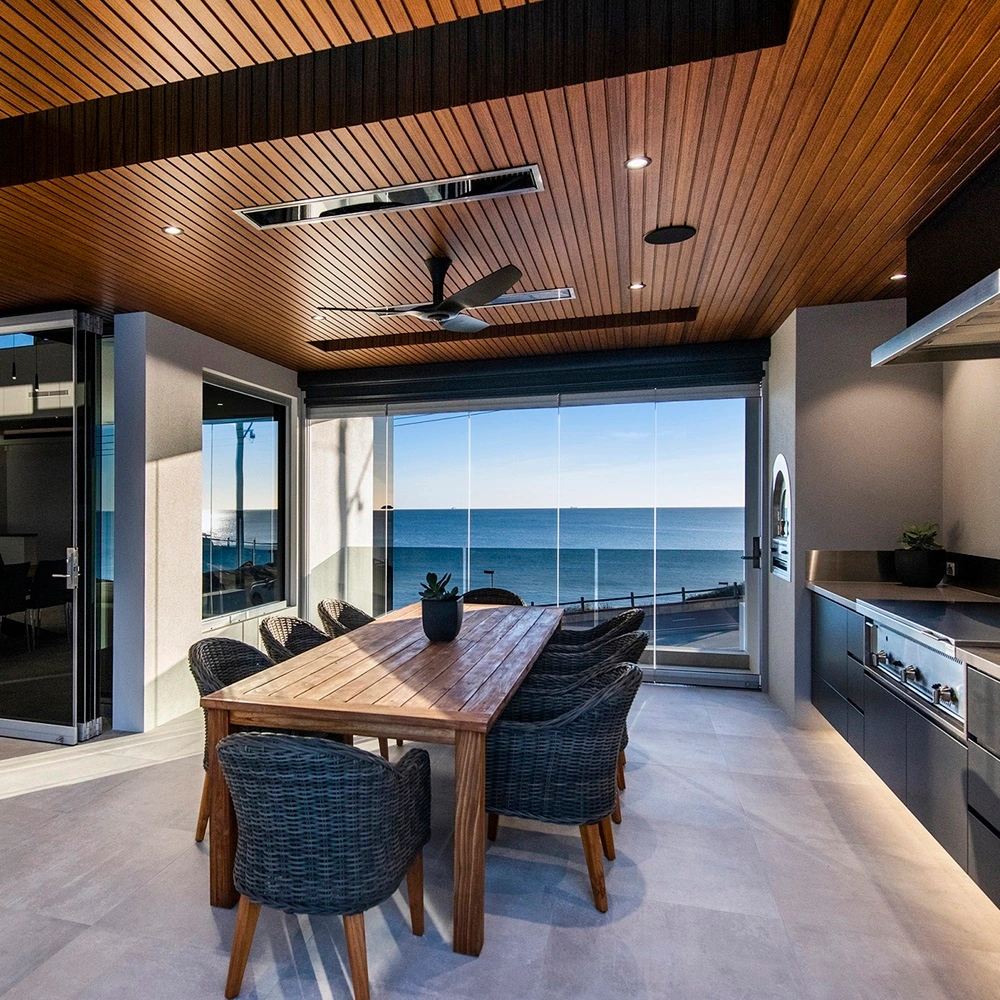 Terras met Platinum smart heat electric heaters aan plafond gemonteerd