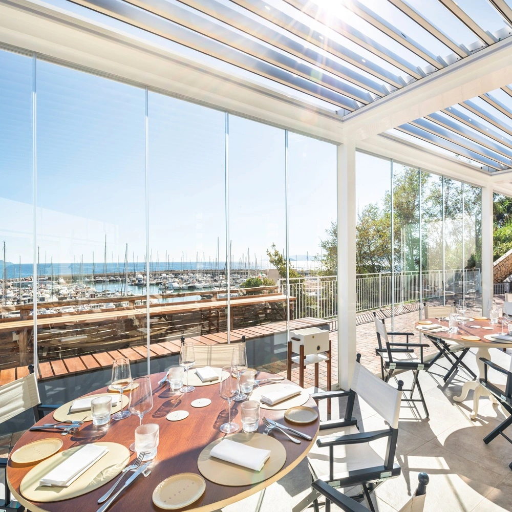 Terras met zonne-energie pergola en uitzicht op zee bij restaurant
