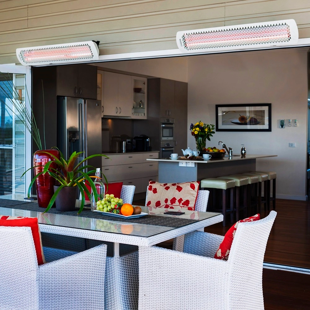 Tungsten Smart-Heat elektrische heaters boven terras met eettafel